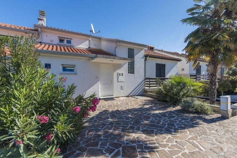 Pietra Villa Dajla Luaran gambar